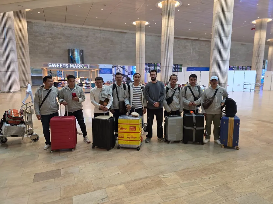 קבוצת עובדים שהגיעה לישראל ממתינה להסעה מסודרת